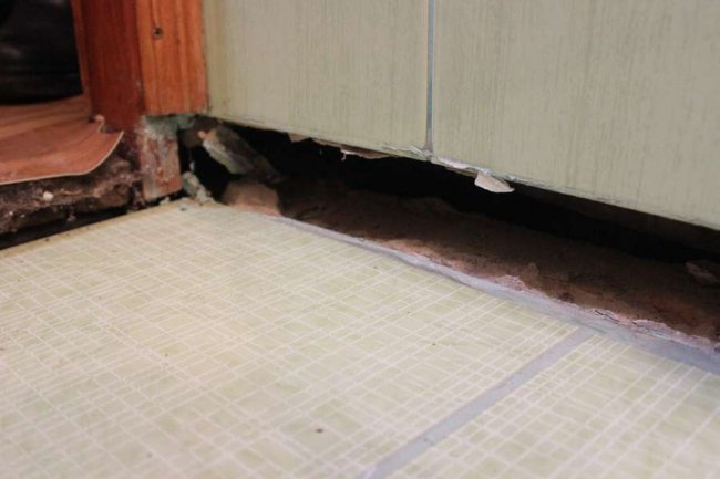 У Луцьку в багатоквартирному будинку тріснула стіна і провалилась підлога. ВІДЕО