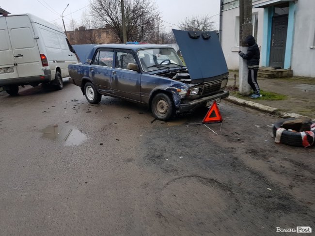 Аварія у Луцьку:  зіткнулись ВАЗ і Volkswagen. ФОТО