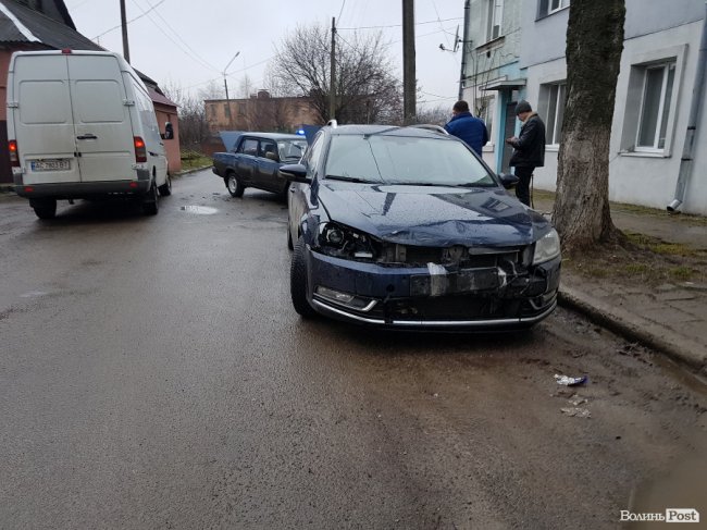 Аварія у Луцьку:  зіткнулись ВАЗ і Volkswagen. ФОТО