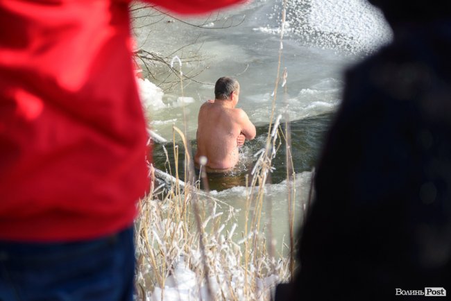 Хресний хід і пірнання в ополонку: як у Луцьку святкують Водохреще. ФОТО