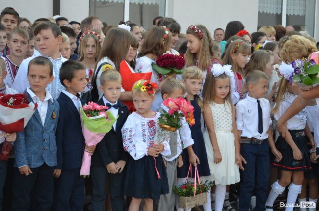 Із новим директором та «вишиваним» подвір’ям: у школі Ігоря Єремеєва – перший дзвоник. ФОТОРЕПОРТАЖ