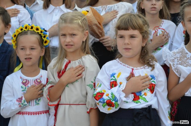 Із новим директором та «вишиваним» подвір’ям: у школі Ігоря Єремеєва – перший дзвоник. ФОТОРЕПОРТАЖ