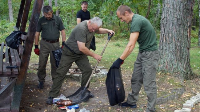 Волиняни долучилися до всесвітньої акції з прибирання зелених зон.ФОТО