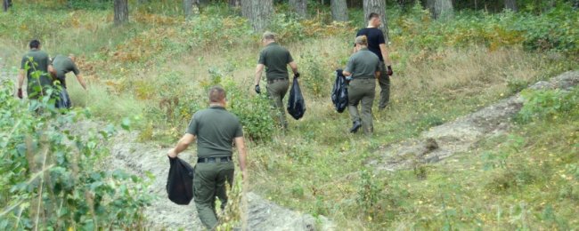 Волиняни долучилися до всесвітньої акції з прибирання зелених зон.ФОТО