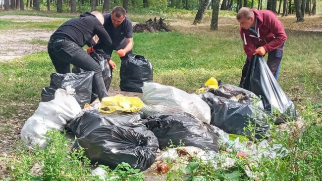 Волиняни долучилися до всесвітньої акції з прибирання зелених зон.ФОТО