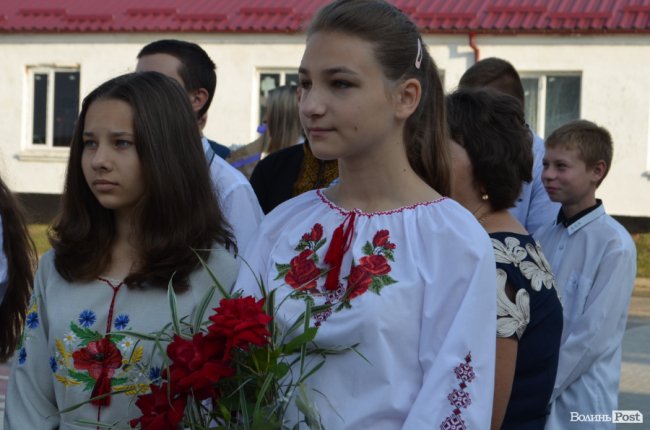 Із новим директором та «вишиваним» подвір’ям: у школі Ігоря Єремеєва – перший дзвоник. ФОТОРЕПОРТАЖ