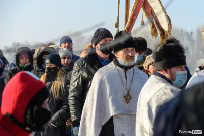 Хресний хід і пірнання в ополонку: як у Луцьку святкують Водохреще. ФОТО