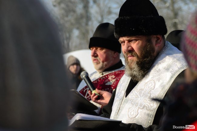 Хресний хід і пірнання в ополонку: як у Луцьку святкують Водохреще. ФОТО