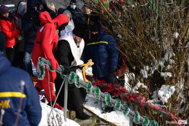 Хресний хід і пірнання в ополонку: як у Луцьку святкують Водохреще. ФОТО