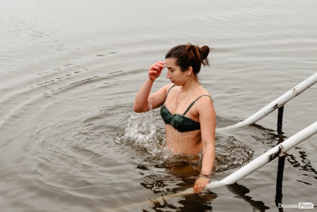 Із хресним ходом і пірнанням у Стир: лучани святкують Водохреще. ФОТО 