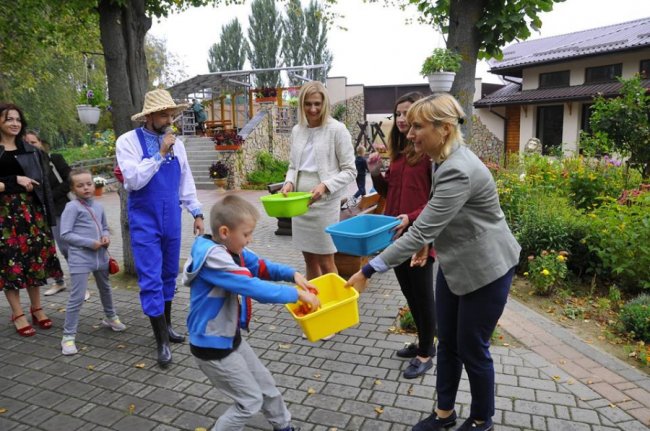 Кавуни, баклажани, перчики: у Луцькому зоопарку зібрали овочі, які садили діти. ФОТО