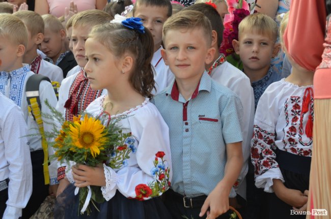 Із новим директором та «вишиваним» подвір’ям: у школі Ігоря Єремеєва – перший дзвоник. ФОТОРЕПОРТАЖ