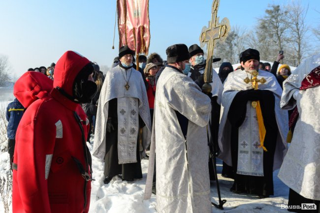 Хресний хід і пірнання в ополонку: як у Луцьку святкують Водохреще. ФОТО