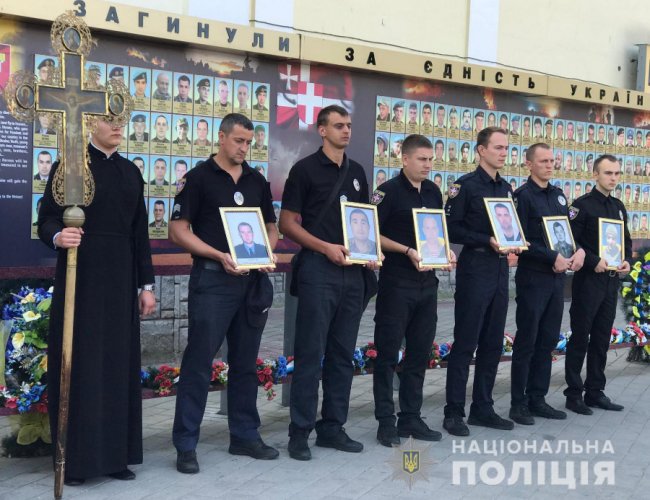 У Луцьку вшанували пам'ять загиблих правоохоронців. ФОТО