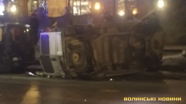 У Луцьку – аварія за участі чотирьох автомобілів, травмувались двоє водіїв. ВІДЕО