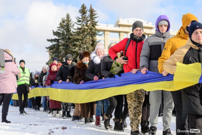 Сотні лучан створили живий «ланцюг єднання». ФОТО