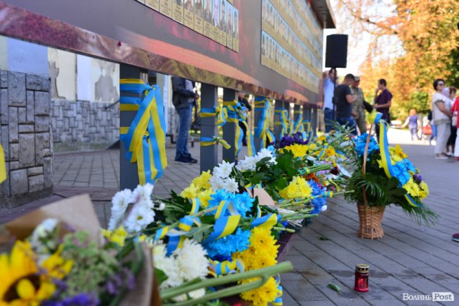 На День Незалежності у Луцьку урочисто вшанували героїв. ФОТО