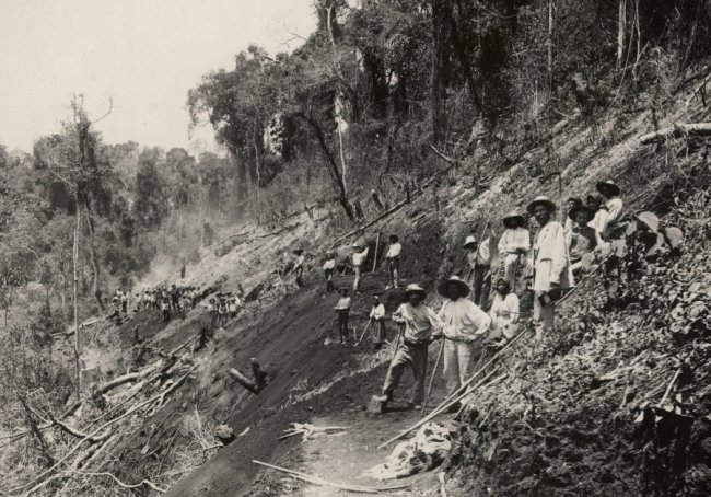 Будівництво емігрантами дороги до своїх поселень, 1930-ті роки.