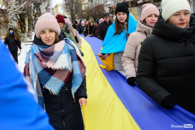 Сотні лучан створили живий «ланцюг єднання». ФОТО