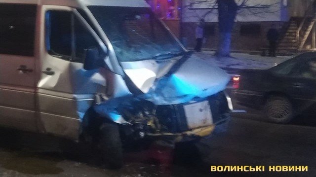 У Луцьку – аварія за участі чотирьох автомобілів, травмувались двоє водіїв. ВІДЕО