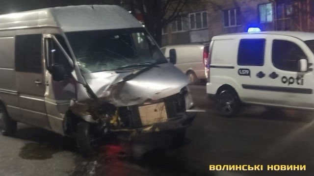 У Луцьку – аварія за участі чотирьох автомобілів, травмувались двоє водіїв. ВІДЕО