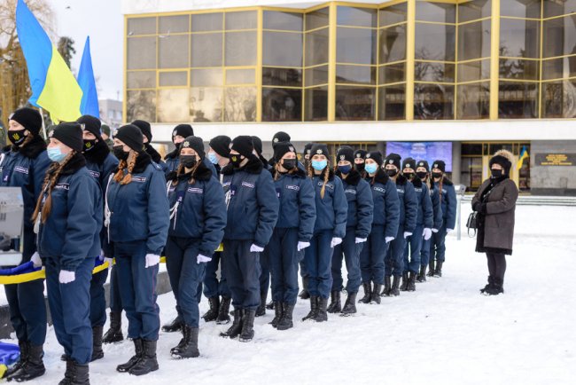 Сотні лучан створили живий «ланцюг єднання». ФОТО