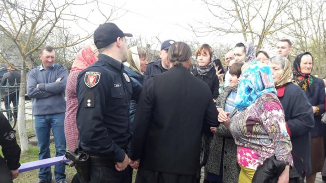 На Волині прихильники Московського патріархату заблокували вхід до храму, який перейшов до ПЦУ. ФОТО