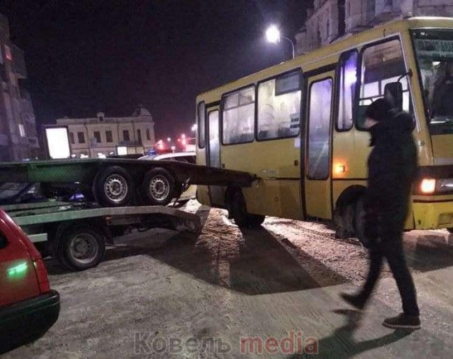 У центрі волинського міста маршрутка врізалася в евакуатор. ФОТО