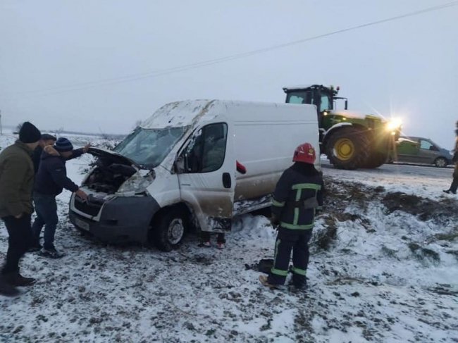 На Волині рятувальники витягали з кюветів бус і BMW