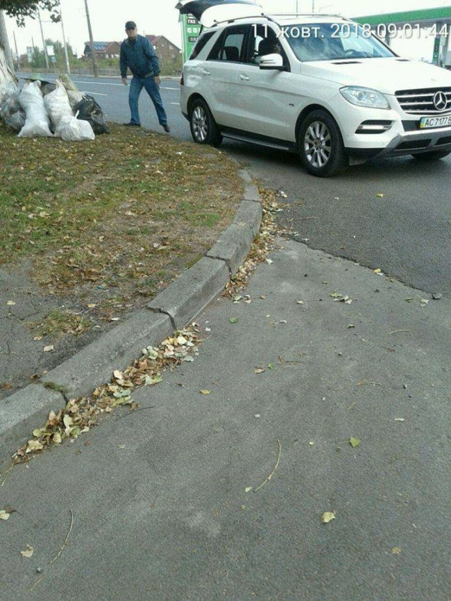 У Луцьку спіймали «зозулю», яка викидала сміття з Mercedes на узбіччя