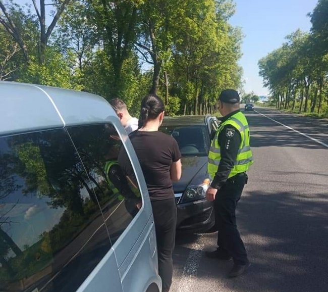 На Волині поліцейські зупинили водійку авто, яка перевозила безакцизні цигарки