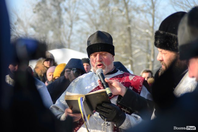 Хресний хід і пірнання в ополонку: як у Луцьку святкують Водохреще. ФОТО