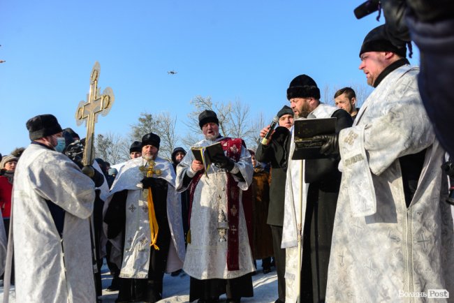 Хресний хід і пірнання в ополонку: як у Луцьку святкують Водохреще. ФОТО