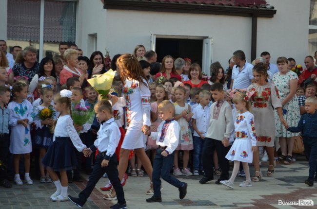 Із новим директором та «вишиваним» подвір’ям: у школі Ігоря Єремеєва – перший дзвоник. ФОТОРЕПОРТАЖ