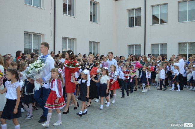 Із новим директором та «вишиваним» подвір’ям: у школі Ігоря Єремеєва – перший дзвоник. ФОТОРЕПОРТАЖ