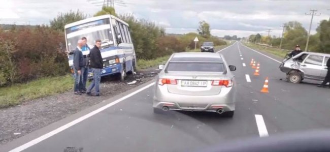 На трасі «Луцьк-Львів» маршрутка не розминулась із авто