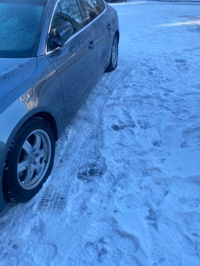 У волинському місті невідомі порізали шини на трьох автомобілях. ФОТО