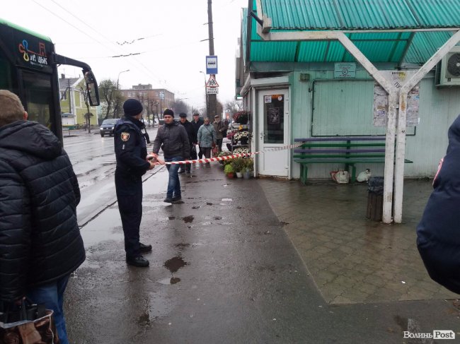 У Луцьку на зупинці виявили підозрілу сумку. ФОТО