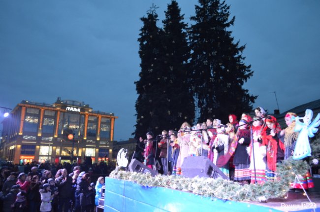 У Луцьку мільйонами вогнів урочисто засяяла головна ялинка міста. ФОТО