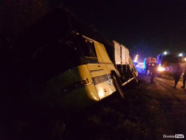 Під Луцьком автобус з пасажирами злетів у кювет. ФОТО