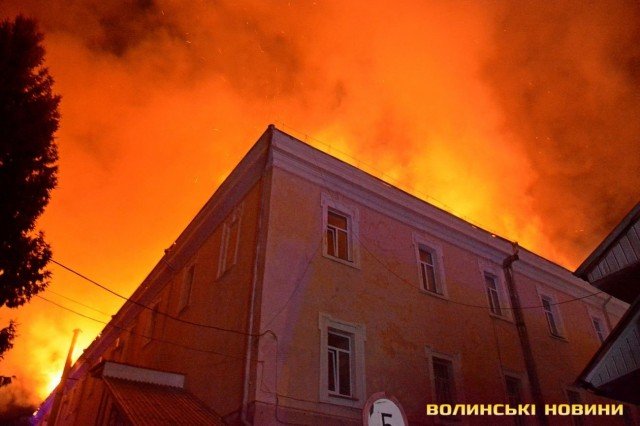 У центрі Луцька сталась масштабна пожежа: горів військовий госпіталь. ФОТО