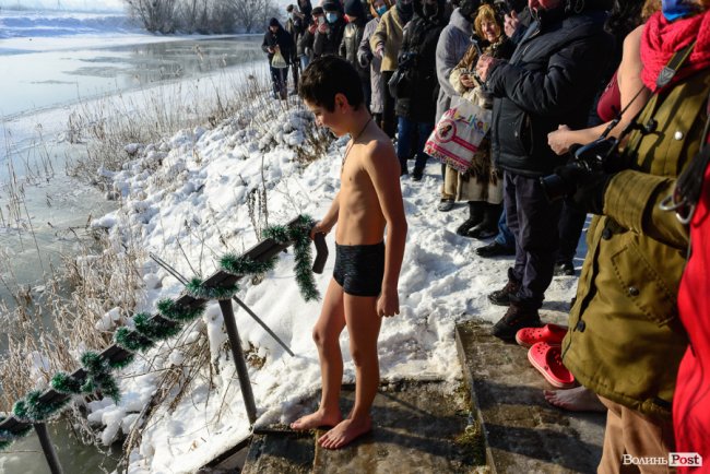 Хресний хід і пірнання в ополонку: як у Луцьку святкують Водохреще. ФОТО