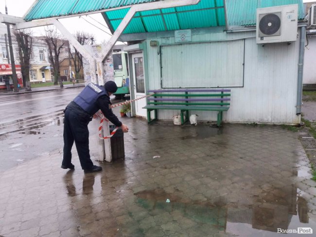 У Луцьку на зупинці виявили підозрілу сумку. ФОТО