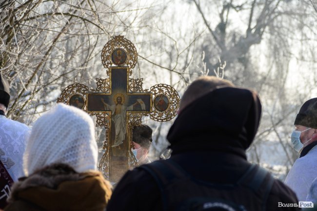 Хресний хід і пірнання в ополонку: як у Луцьку святкують Водохреще. ФОТО