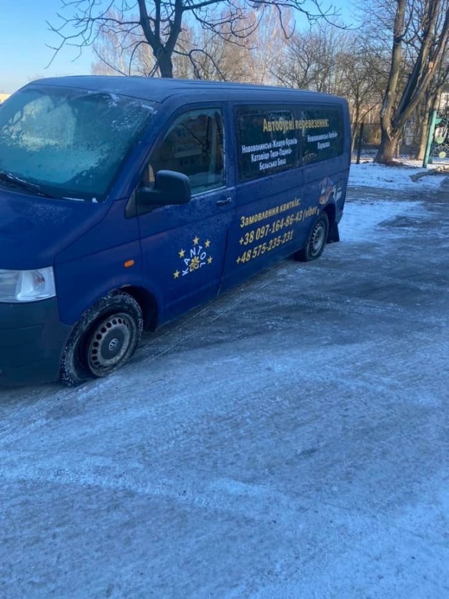 У волинському місті невідомі порізали шини на трьох автомобілях. ФОТО