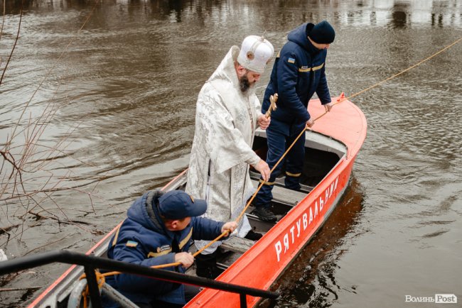 Із хресним ходом і пірнанням у Стир: лучани святкують Водохреще. ФОТО 