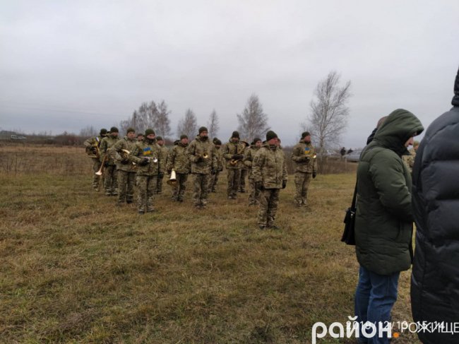 Поховали хлопця під вигуки «Герої не вмирають!»: на Волині попрощались із бійцем. ФОТО