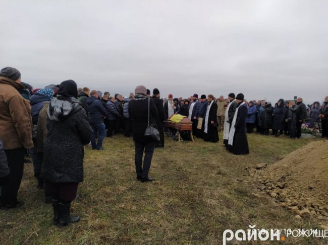 Поховали хлопця під вигуки «Герої не вмирають!»: на Волині попрощались із бійцем. ФОТО