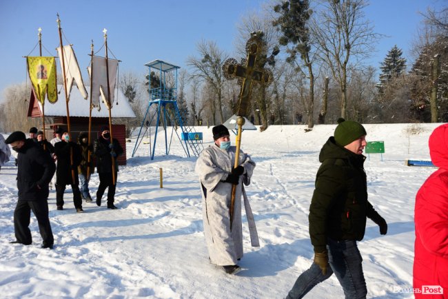 Хресний хід і пірнання в ополонку: як у Луцьку святкують Водохреще. ФОТО