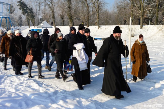 Хресний хід і пірнання в ополонку: як у Луцьку святкують Водохреще. ФОТО